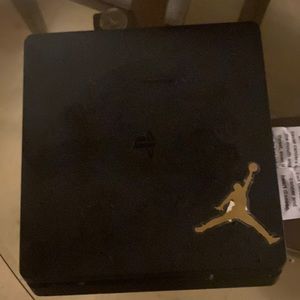 I’m selling a ps4